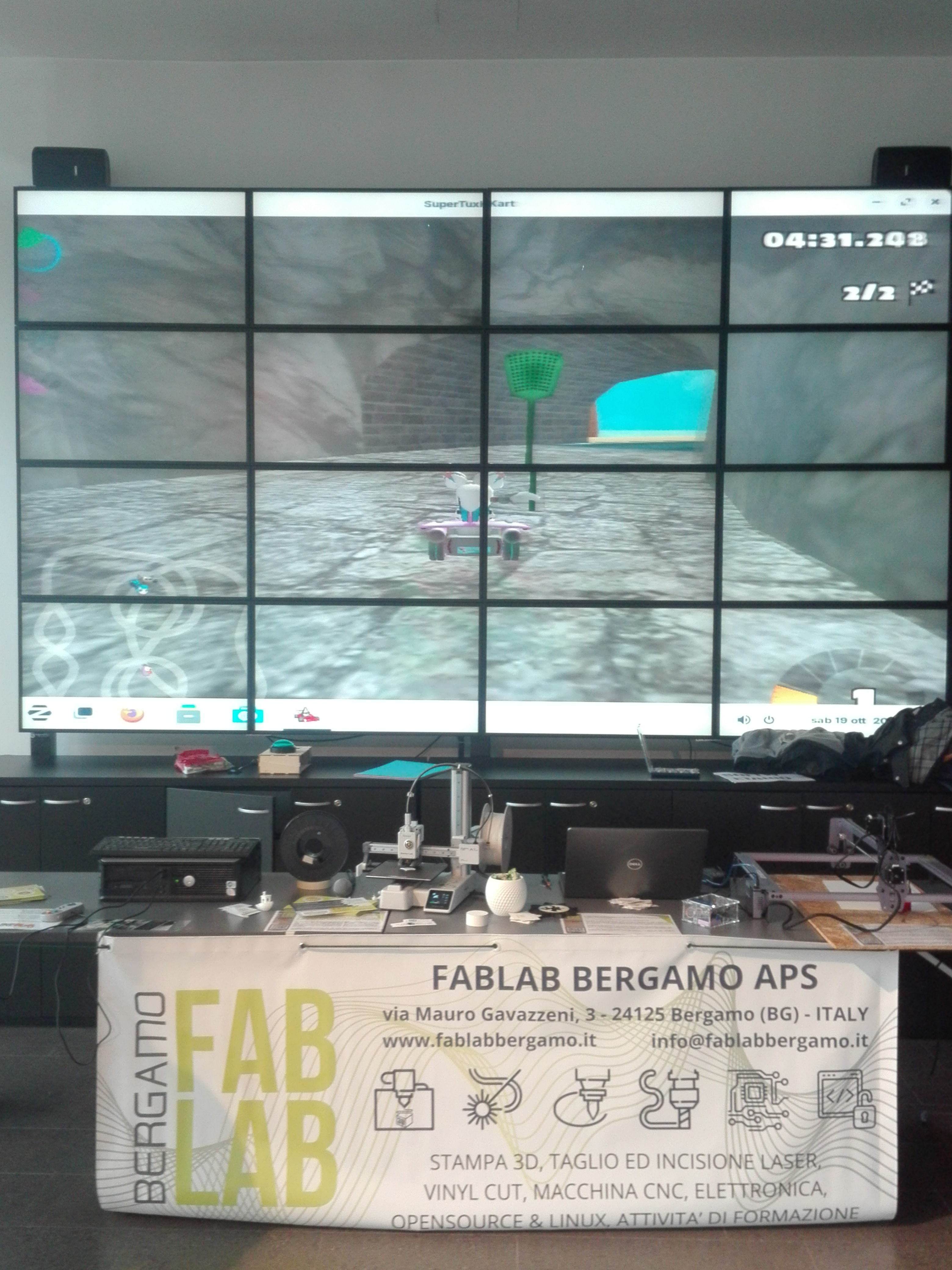 Stand del FabLab in cui qualcuno sta giocando a SuperTuxKart